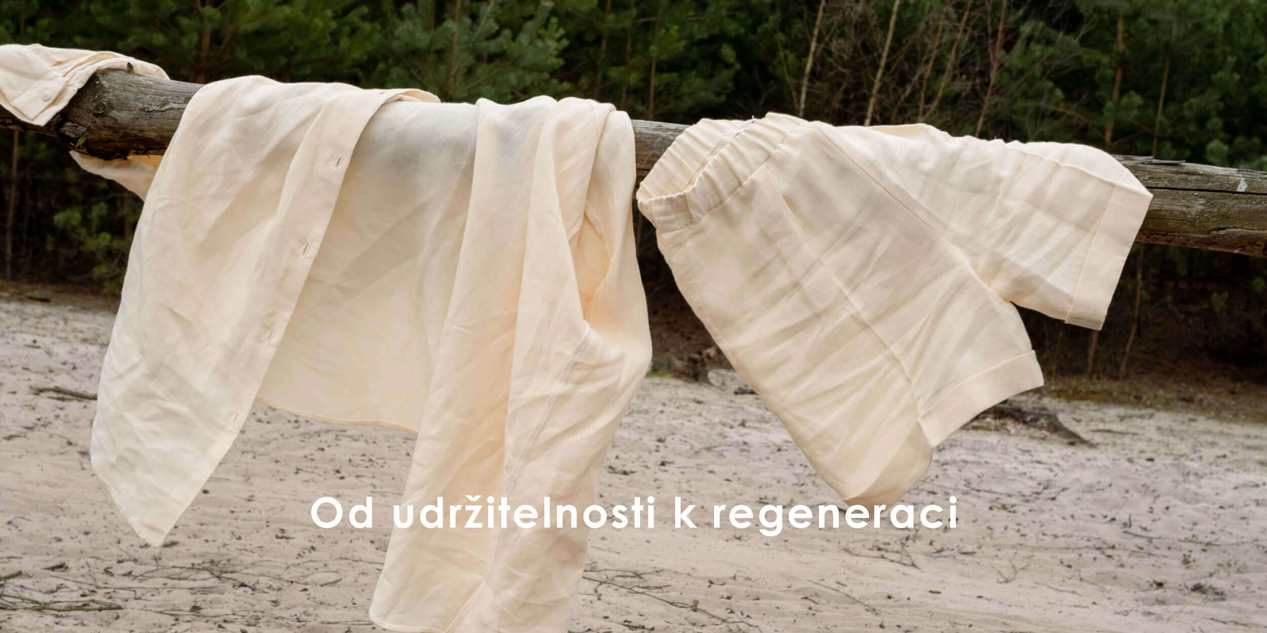 Vanilková lněná košile a lněné kraťasy v přírodě.