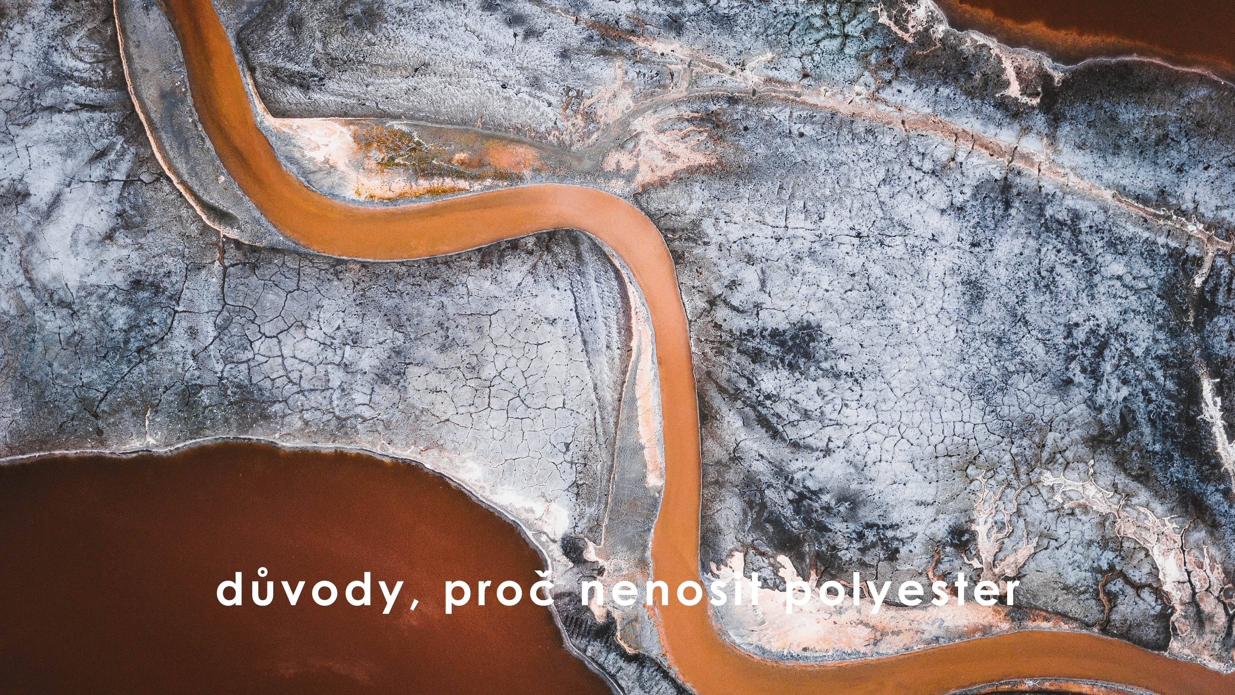 řeka znečištěná toxickými chemikáliemi módního průmyslu