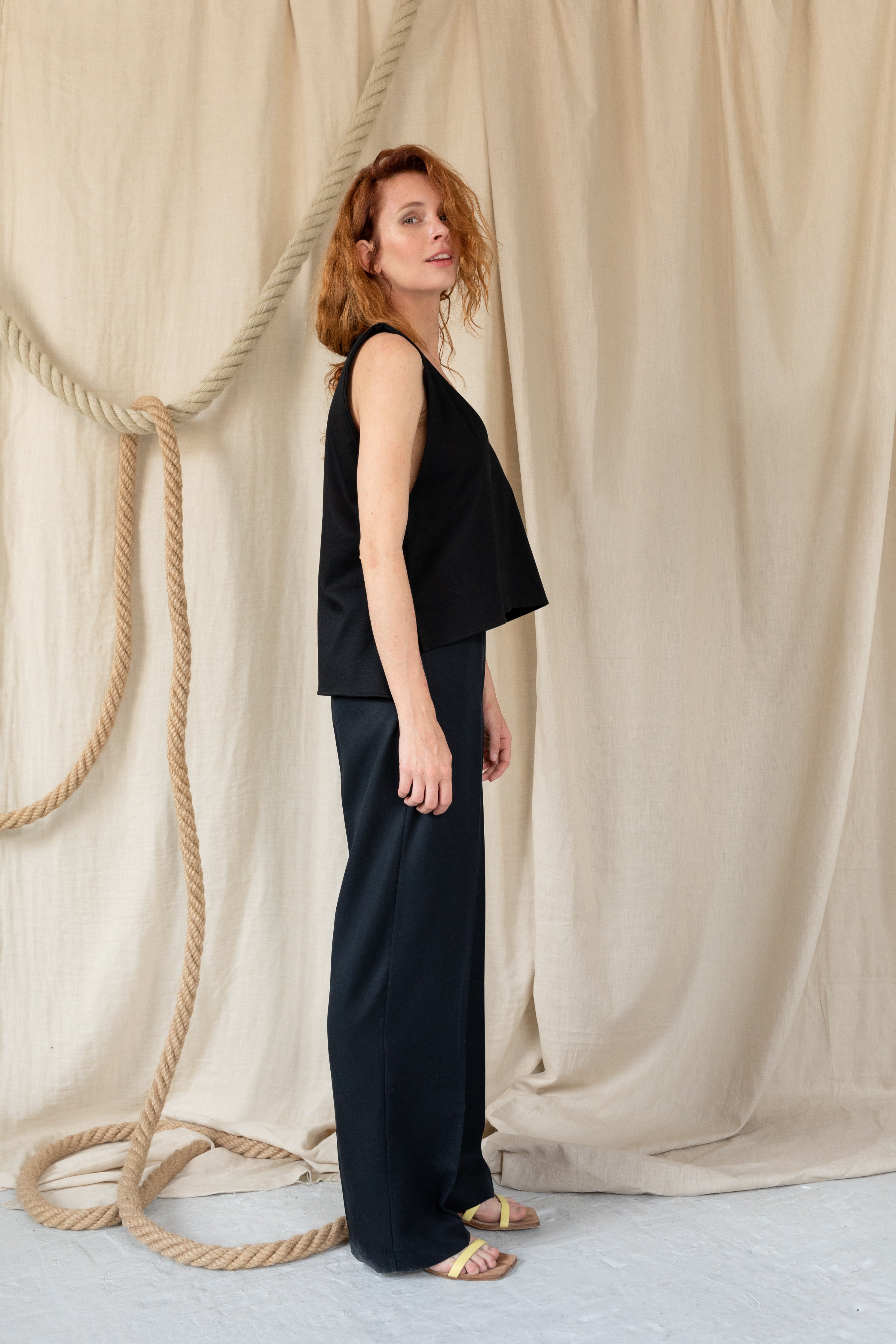 sustainable fashion, adva studios, ethically made top, organic cotton top, black sleeveless top, V Neckline top, černé organické tílko, černý top z organické bavlny