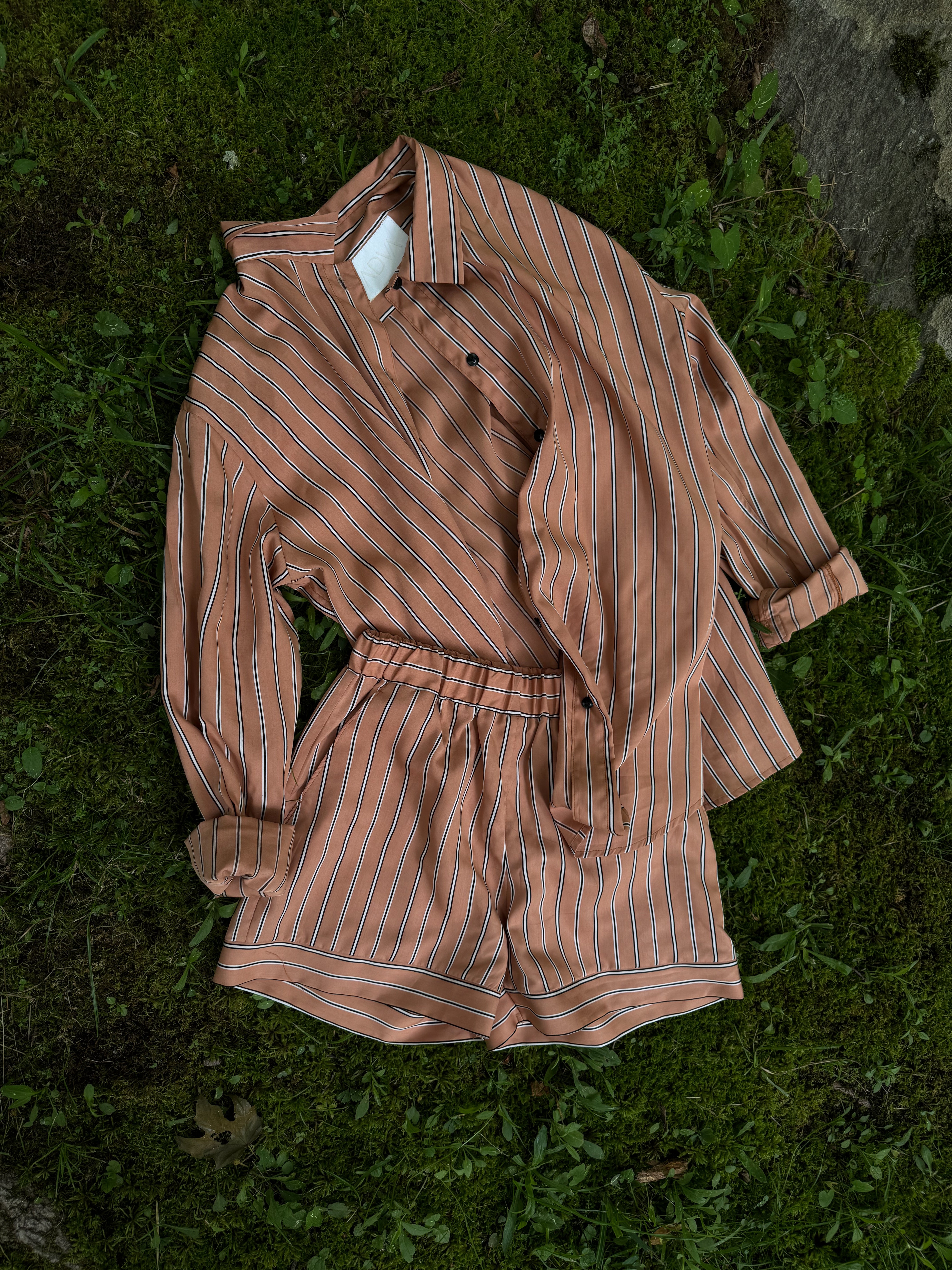 ADVA Studios tencel upcyklovaný set vyrobený z tencelu. Oversized košile a kraťasy do gumy. bílo černé proužky.