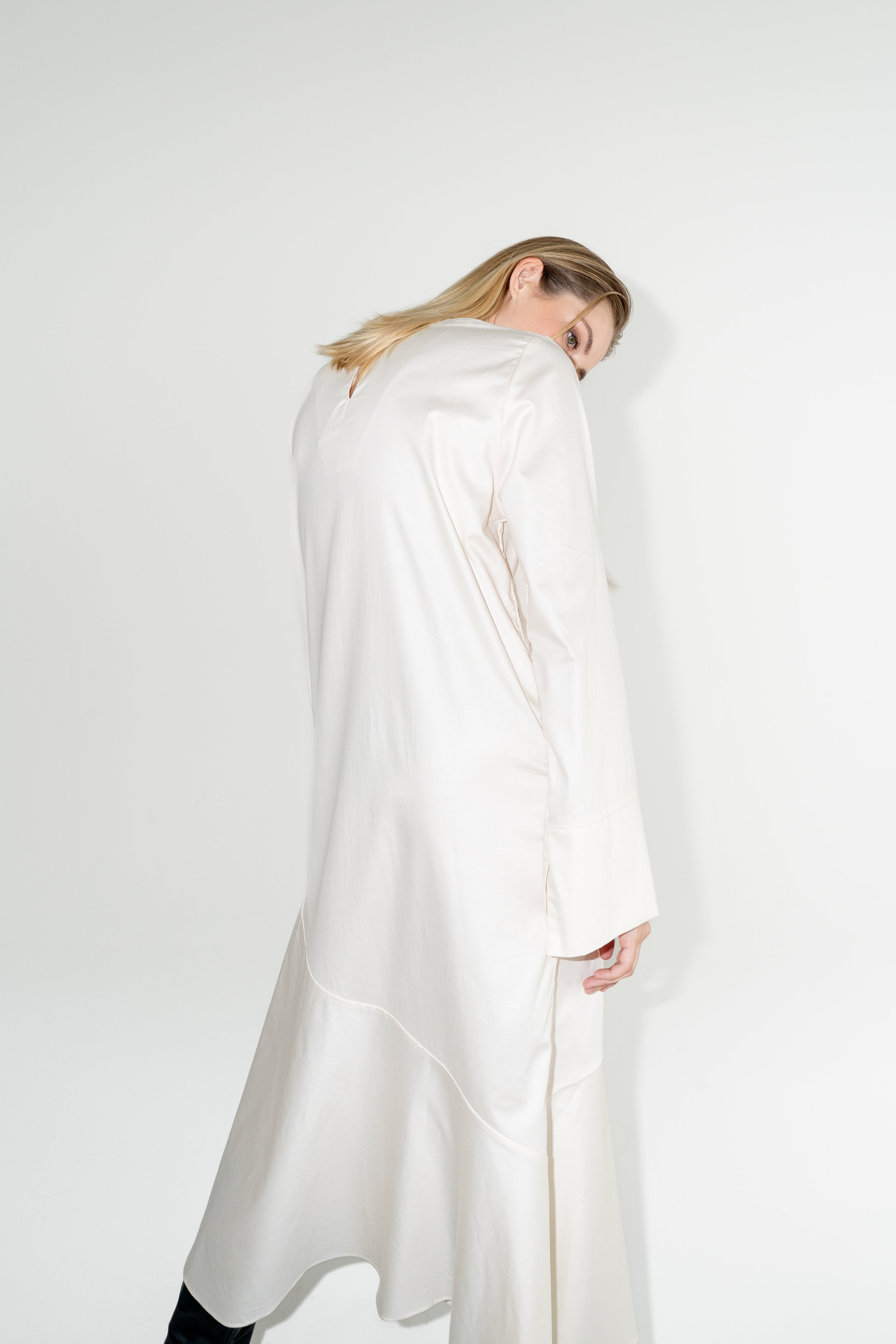 Udržitelné bílé dlouhé šaty ADVA Studios z organické bavlny s dlouhým rukávem. 