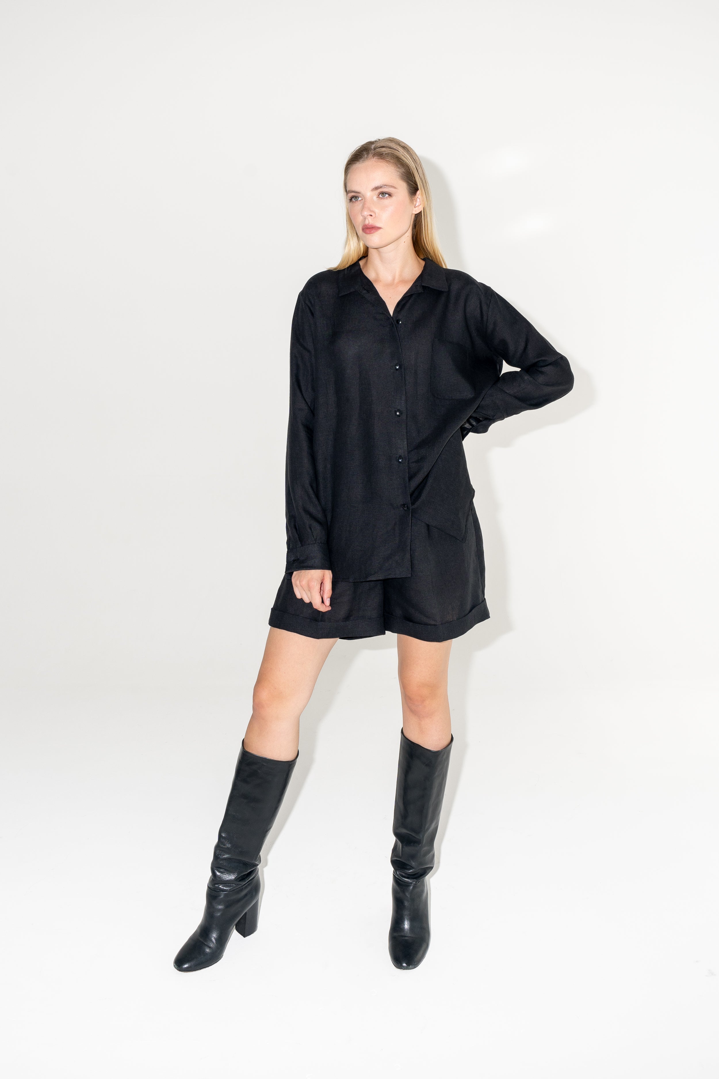 Outfit lněné černé košile a kraťas ADVA Studios s černými kozačkami na vysokém podpatku