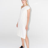 bíle midi šaty s rozparkem na jedno rameno ADVA Studios s černými pantoflemi