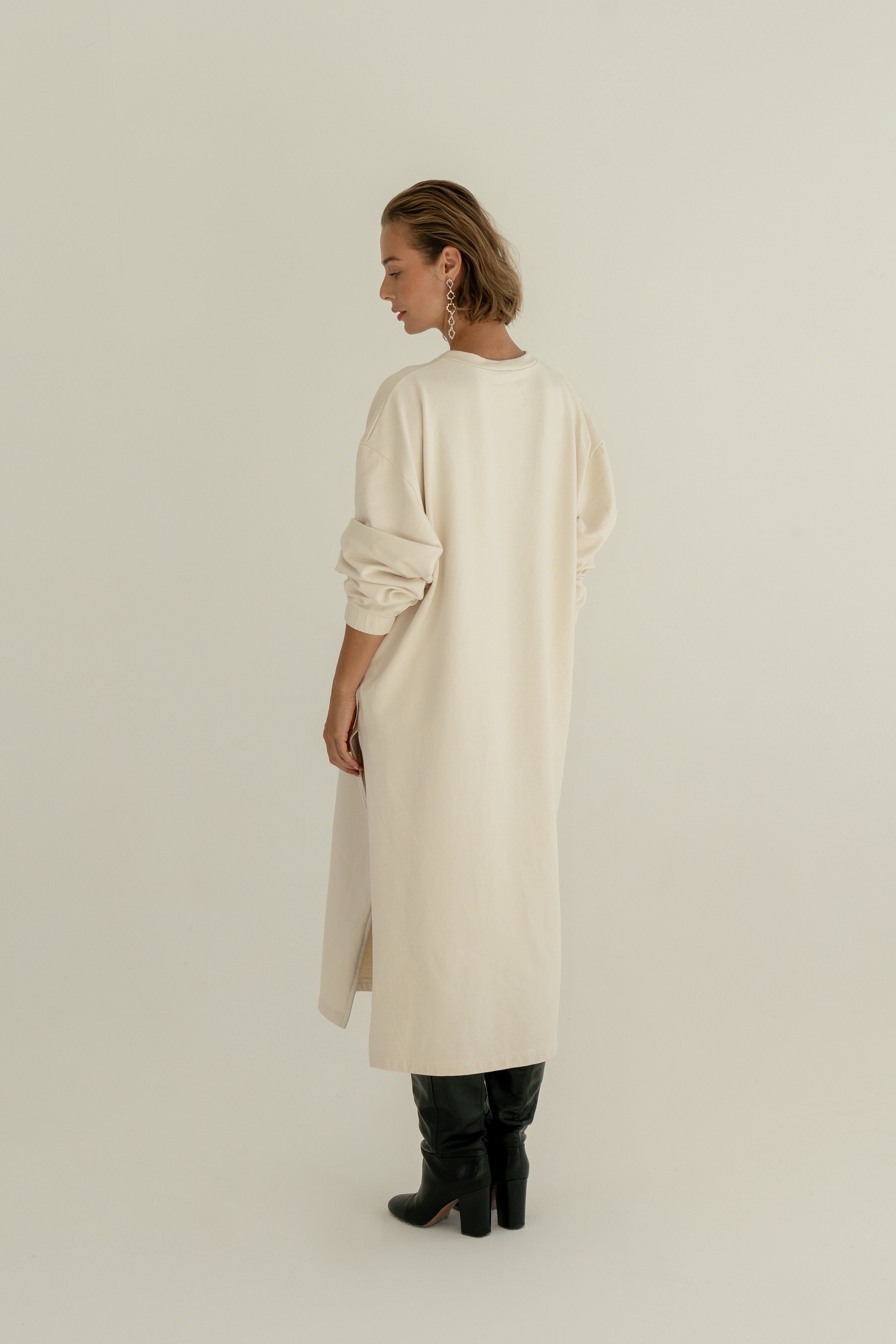 Modelka v krémových oversized mikinových šatech ADVA Studios.