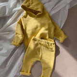 Žlutá dětská tepláková souprava z organické bio bavlny pro děti do dvou let.
