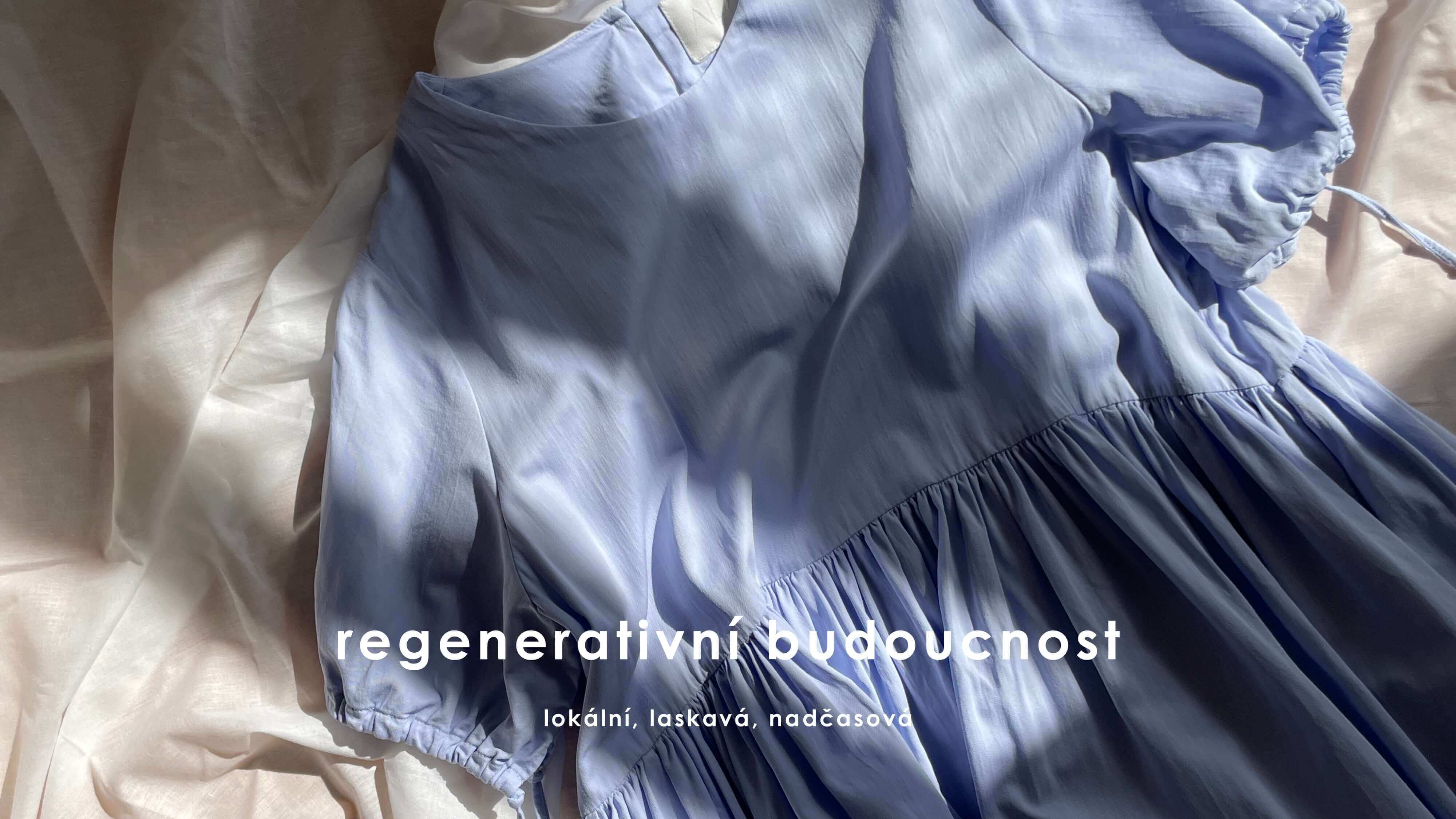 Světle modré oversized šaty s řasenými rukávy z organické bavlny.