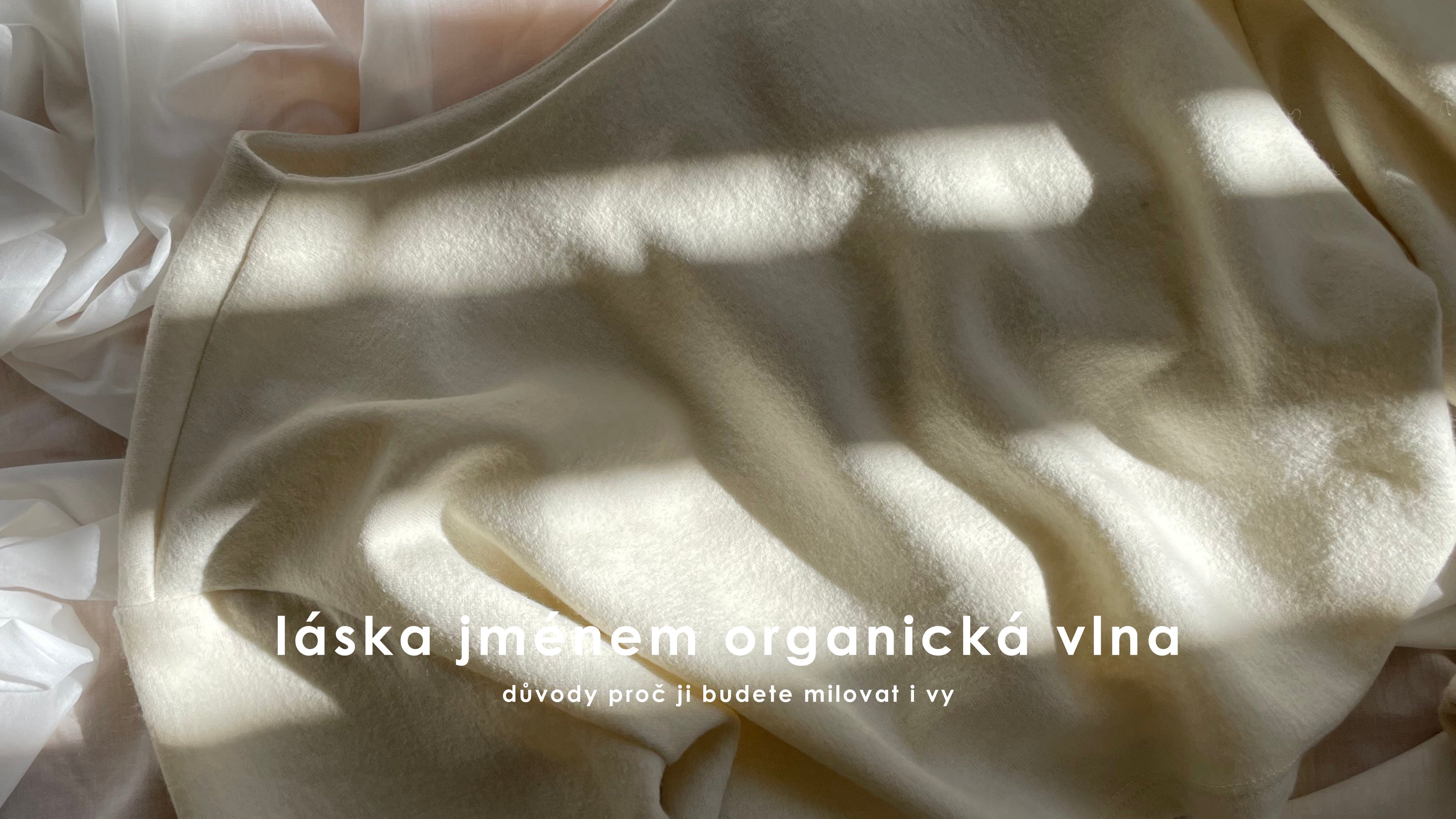 detail bílého svetru ADVA Studios z organické merino vlny
