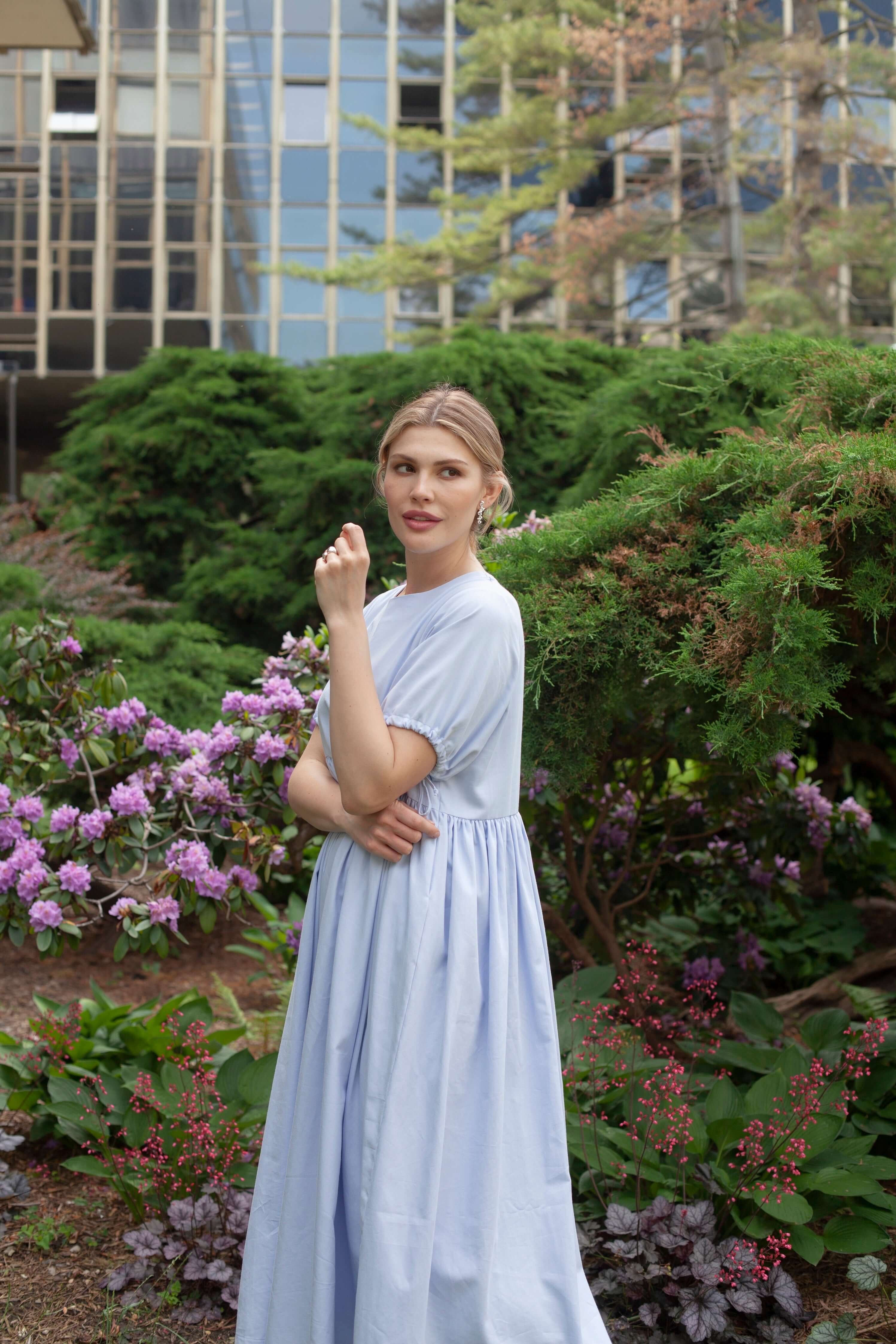 světle modré maxi letní dámské šaty s nařasenými rukávy vyfocené v pražských zahradách