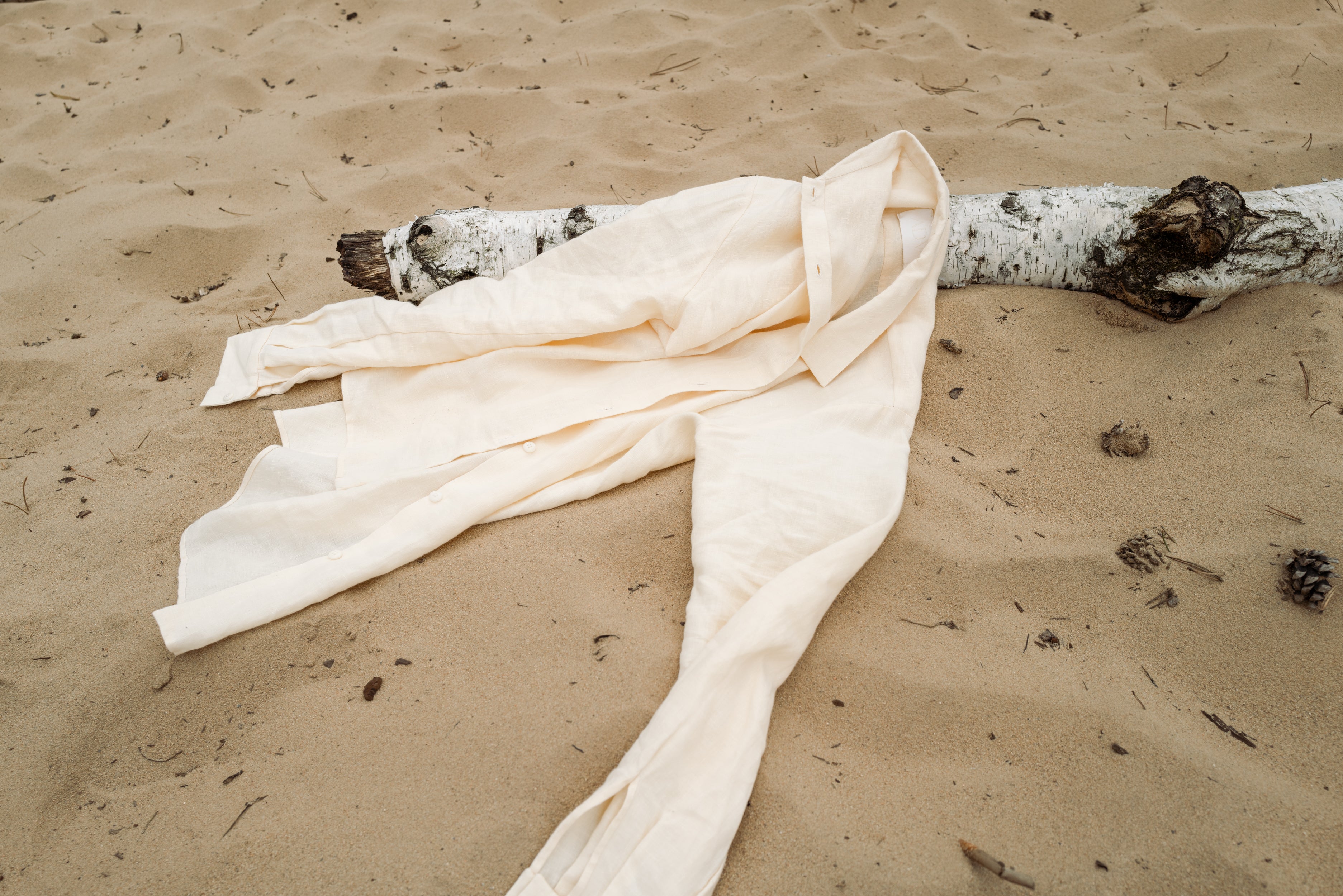 Lněná košile u moře na písku. 