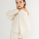 Oversized boxy bílý dámský svetr s širokými rukávy z organické merino vlny.