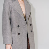 Dámský oversized dvouřadý kabát z organické vlny. Zimní Kabát Beyond Ordinary má dvouřadý oversized střih, čisté linie a výrazné knoflíky. ADVA Studios