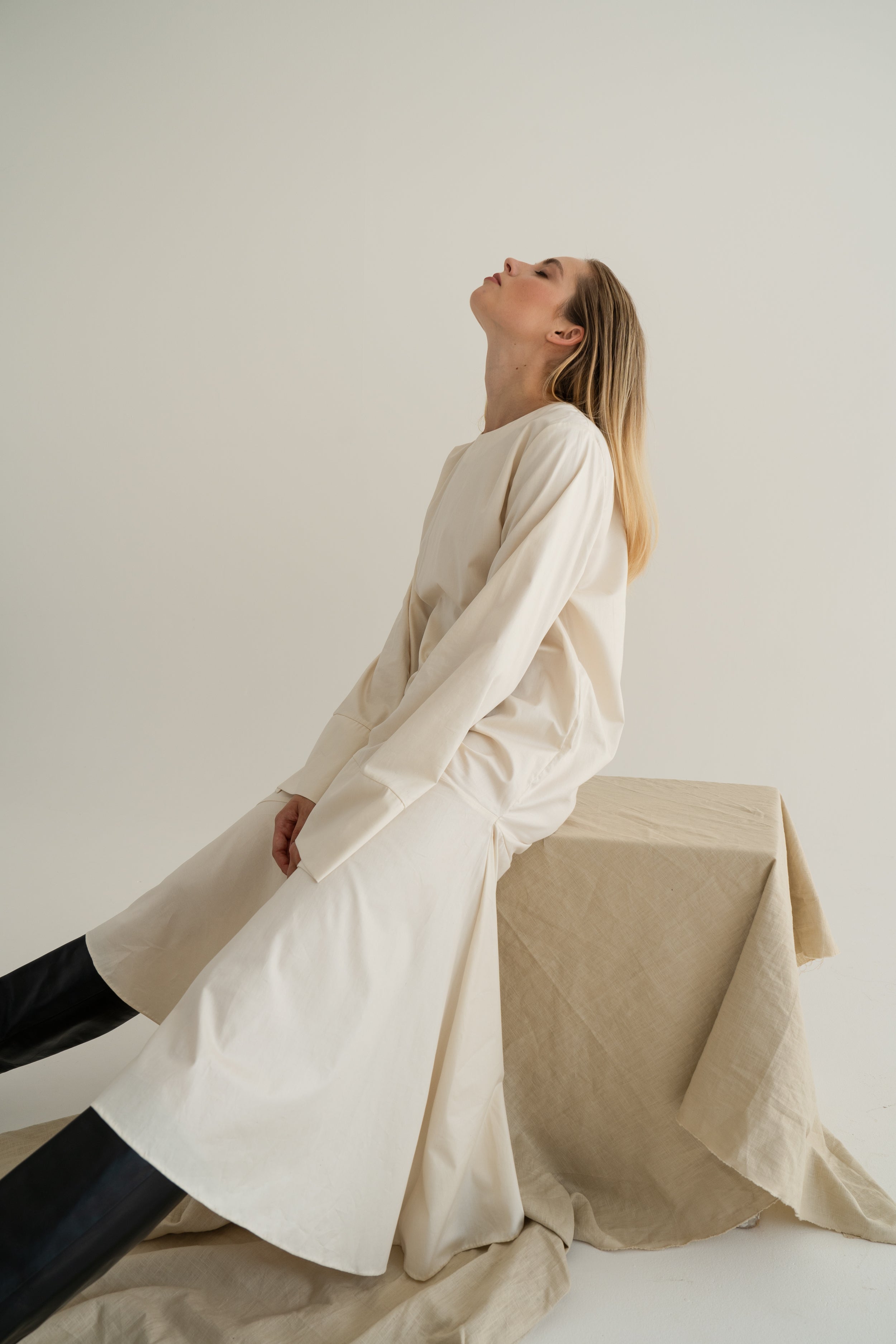 Udržitelné bílé dlouhé šaty ADVA Studios z organické bavlny s dlouhým rukávem. 