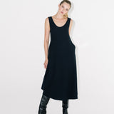 Modelka v černých dlouhých šatech bez rukávů ADVA Studios z organické bavlny. 