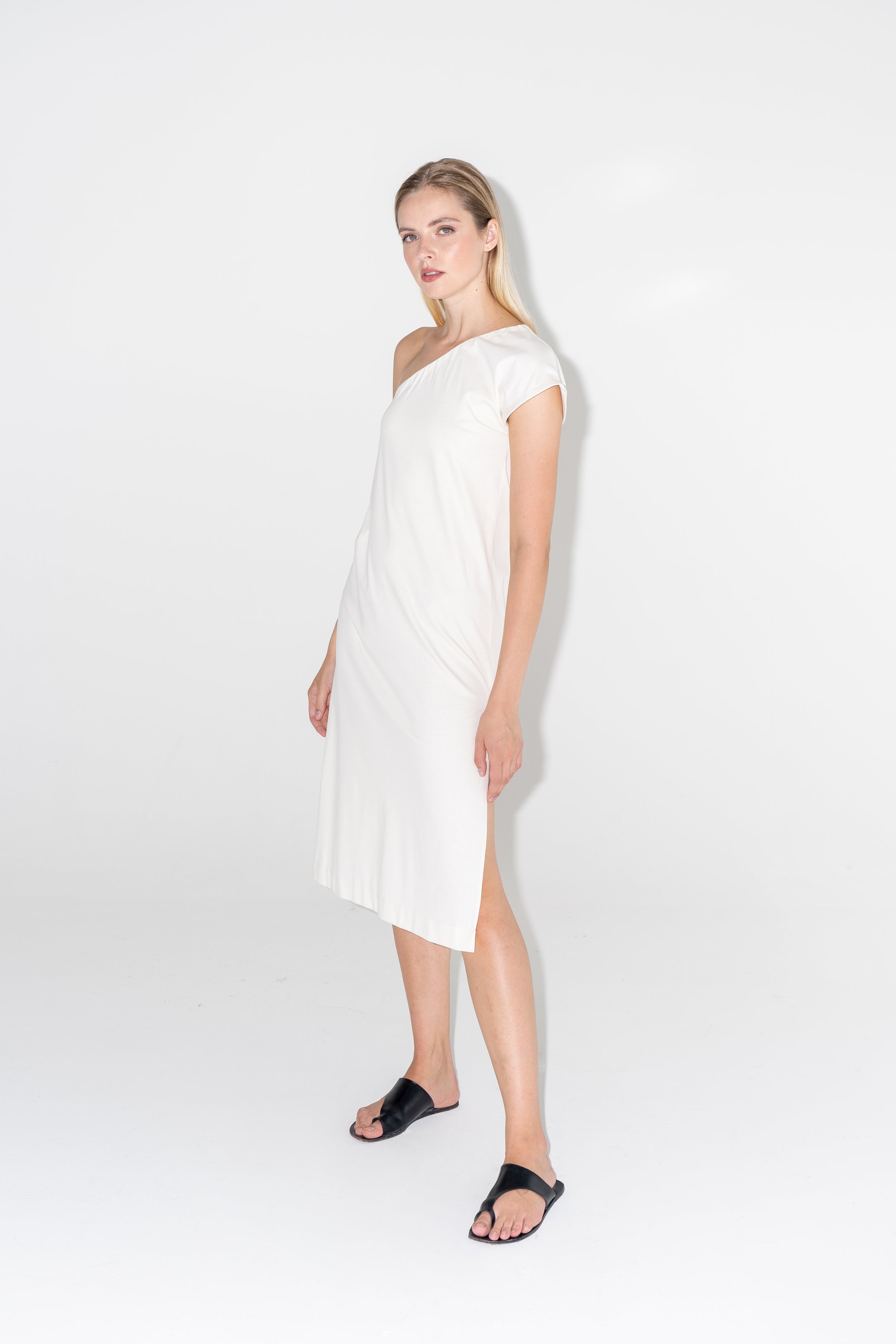 bíle midi šaty s rozparkem na jedno rameno ADVA Studios s černými pantoflemi
