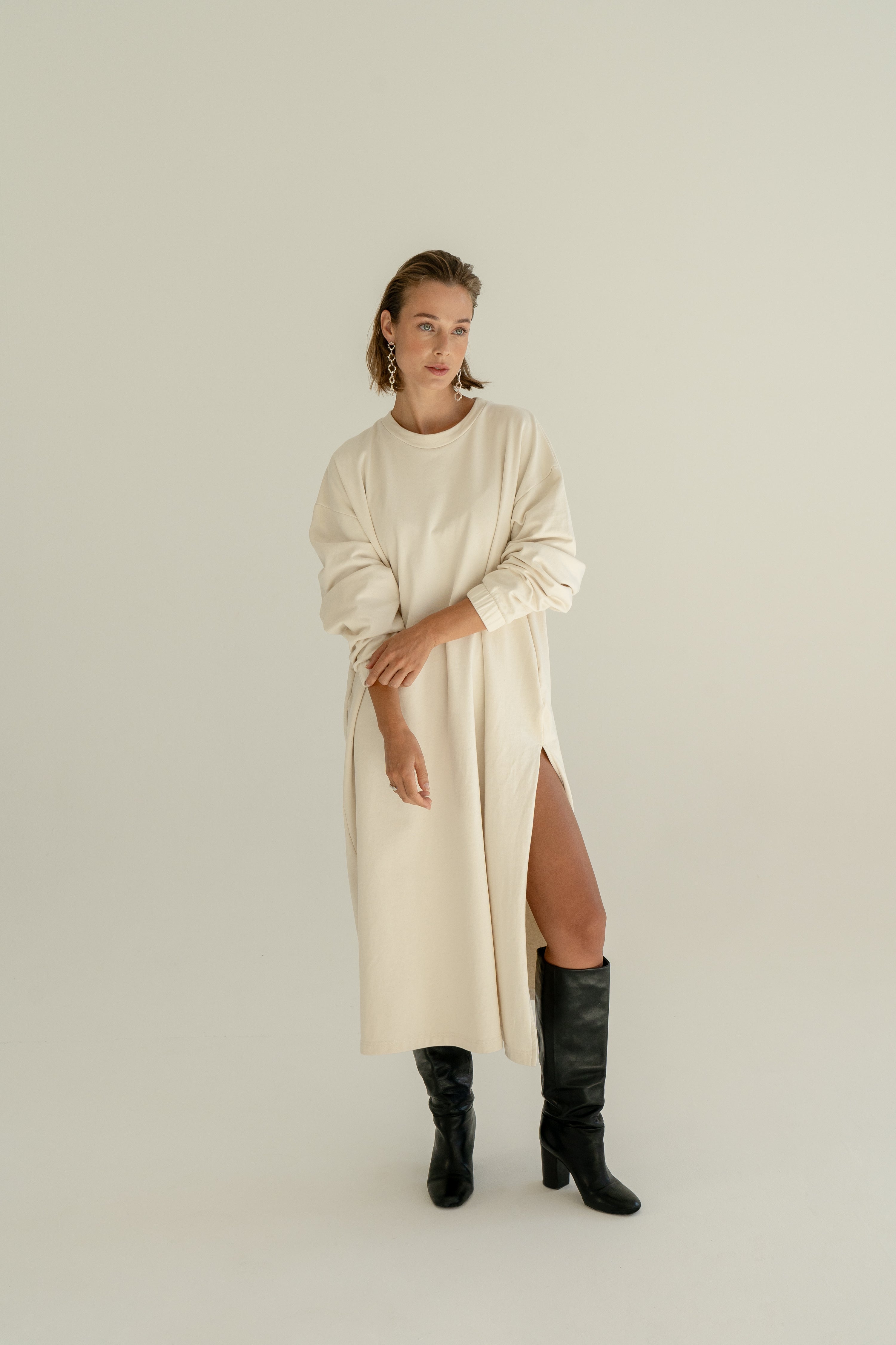 Modelka v krémových oversized mikinových šatech ADVA Studios. 