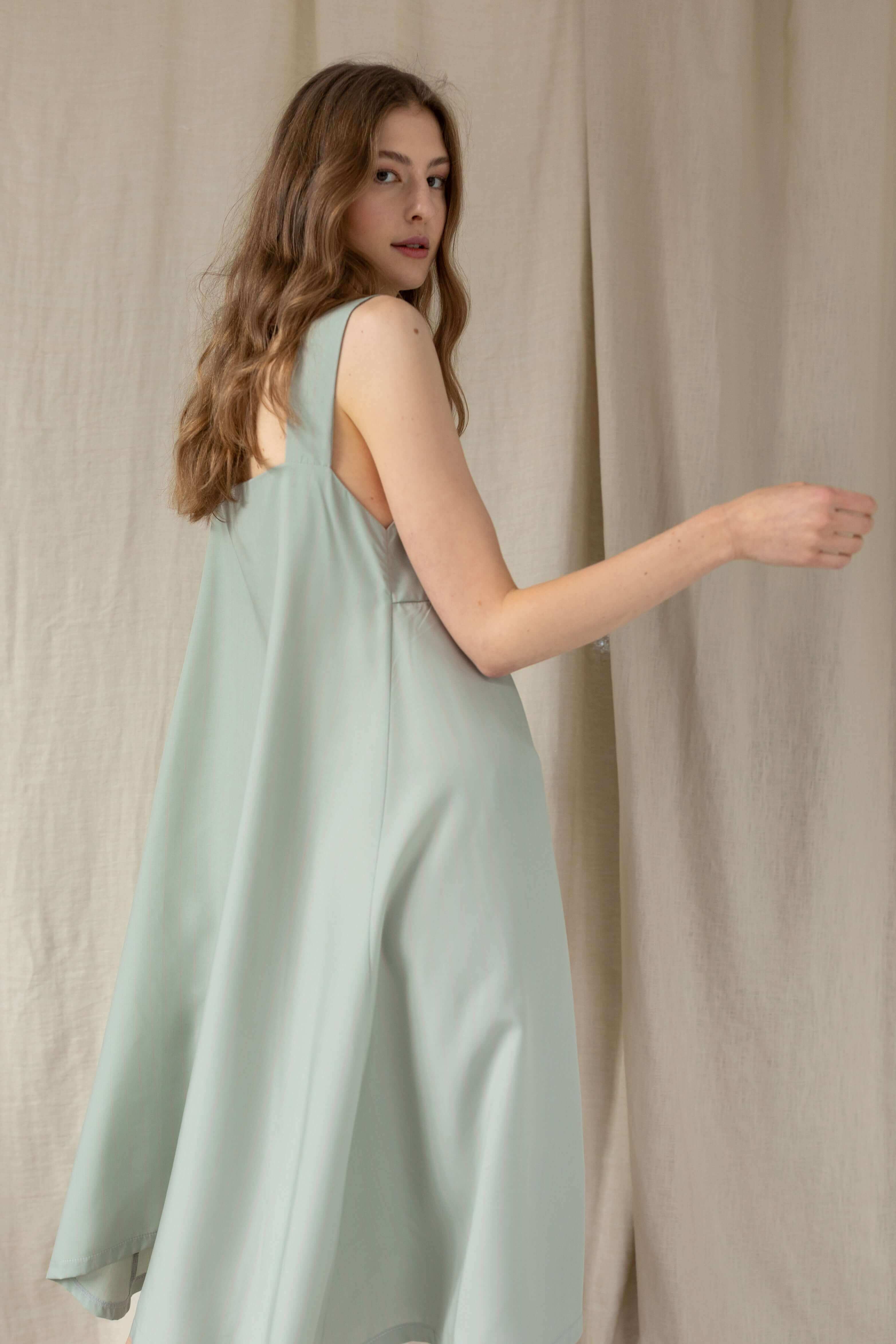 Romantické dámské letní šaty z tencelu v mintové barvě na ramínka.