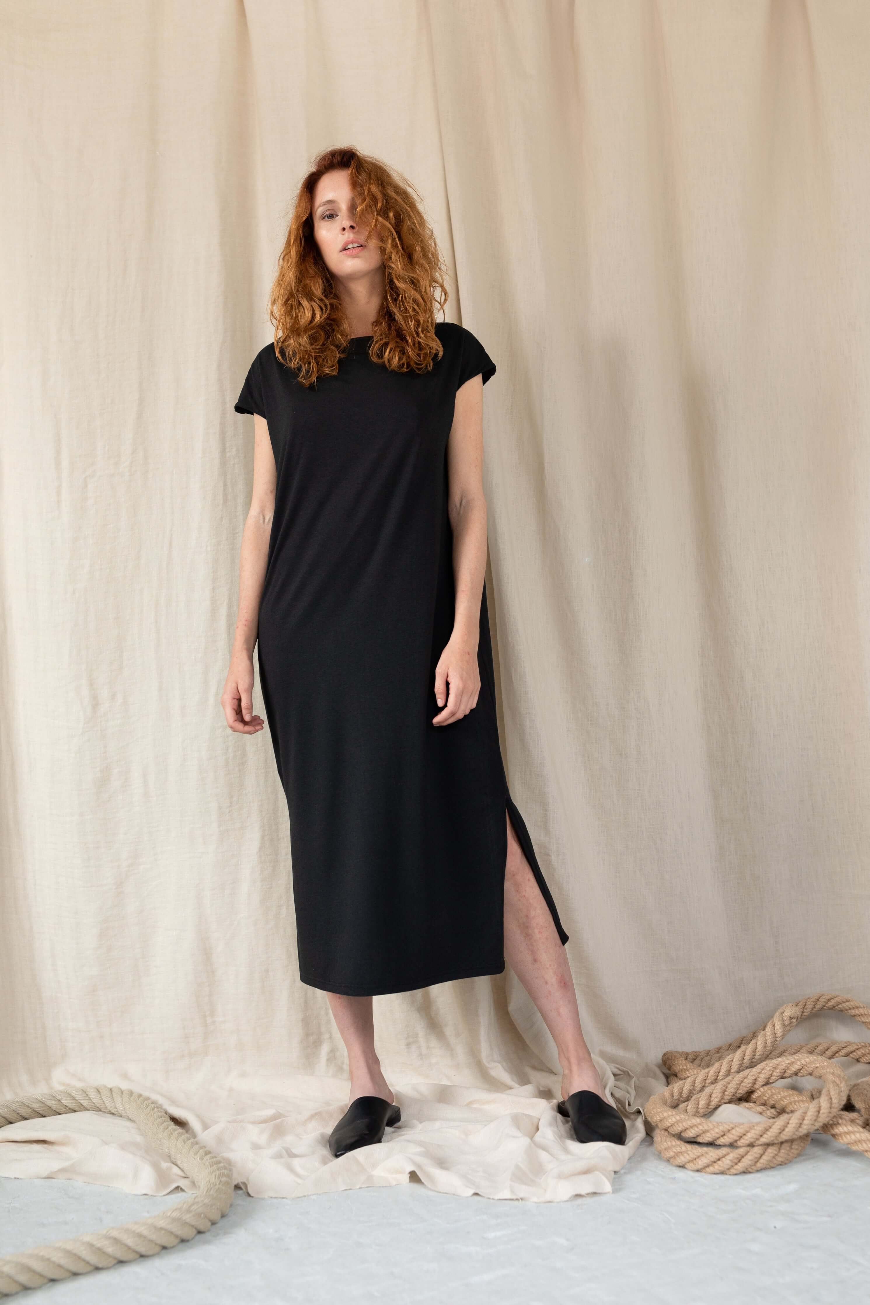 Volné Wear Me černé šaty s kapsami jsou vyrobené z mixu bambusu a organické GOTS bio bavlny. Pohodlný simple kousek. ADVA Studios
