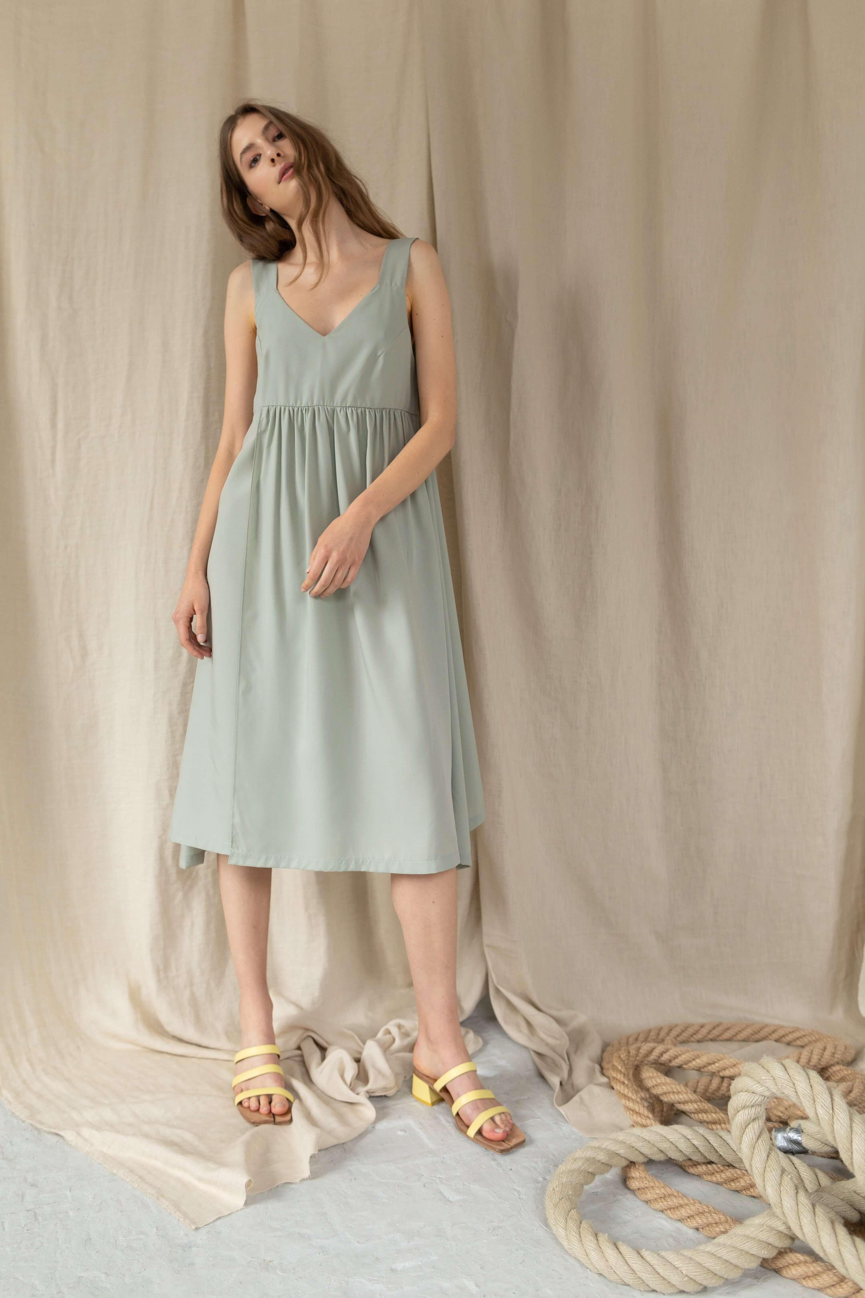 Dámské letní šaty z tencelu v mintové barvě na ramínka.