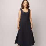 Modelka v černých dlouhých šatech bez rukávů ADVA Studios z organické bavlny. 