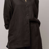 Oversized dámská černá košile a dámské kraťasy z přírodního lnu, značka ADVA Studios.