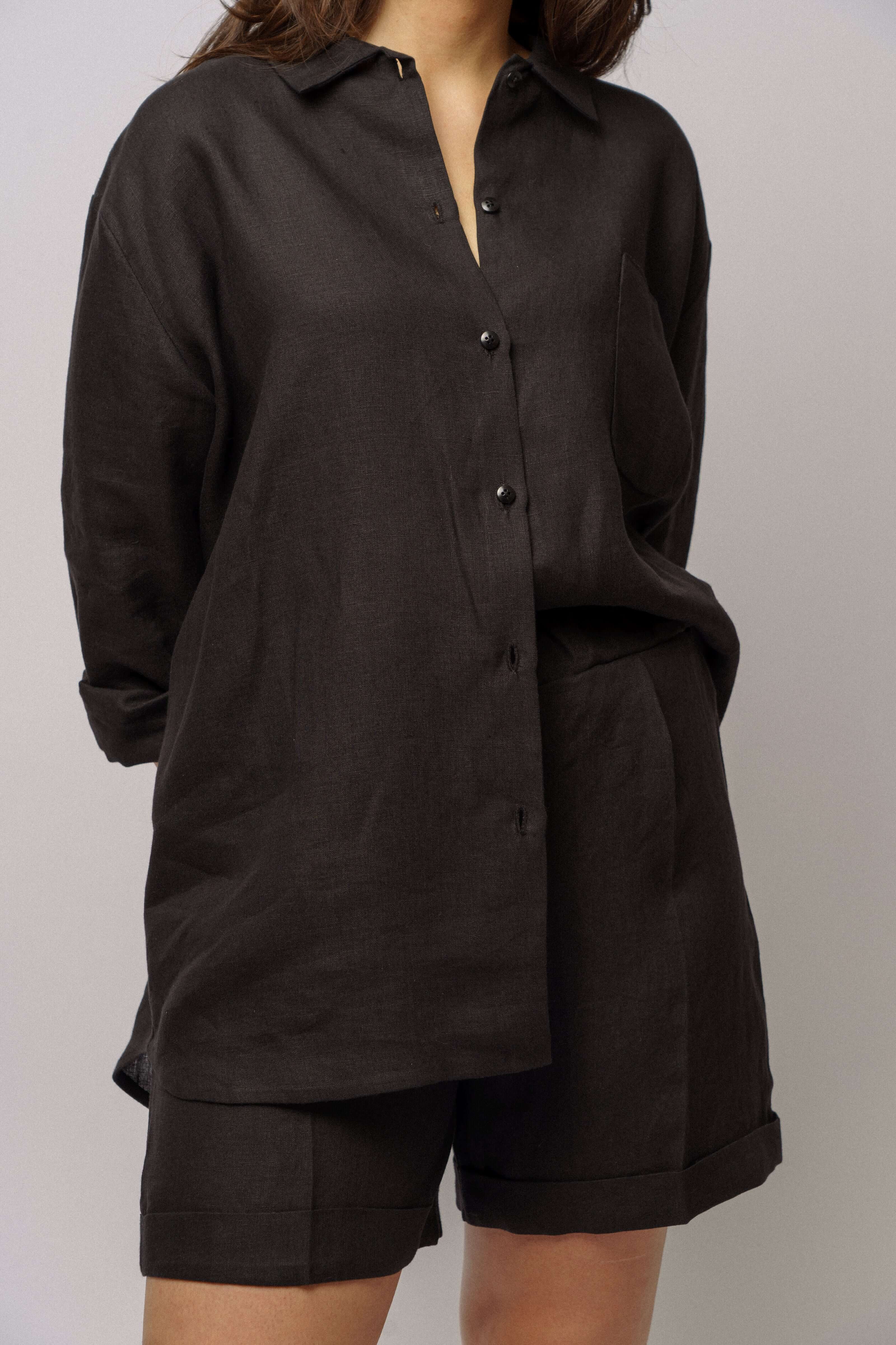 Oversized dámská černá košile a dámské kraťasy z přírodního lnu, značka ADVA Studios.