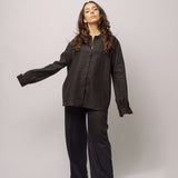 Dámské široké kalhoty s vysokým pasem do gumy v černé barvě s lněnou dámskou černou košilí značka ADVA Studios.