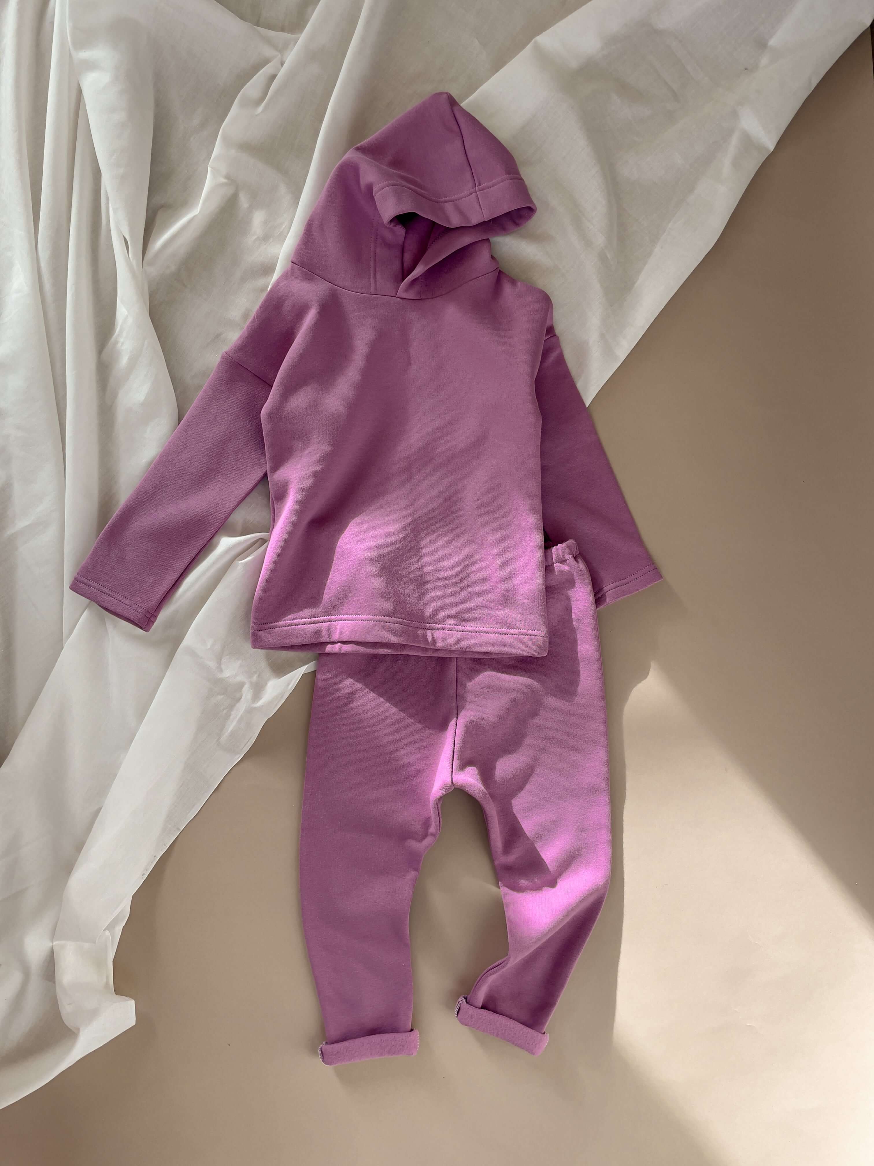 růžová dětská mikina a dětské tepláky z bio bavlny