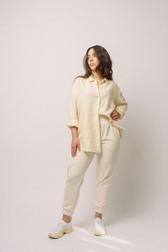 bílé tepláky s vanilkovou lněnou košilí ADVA Studios a ledvinkou about.leather