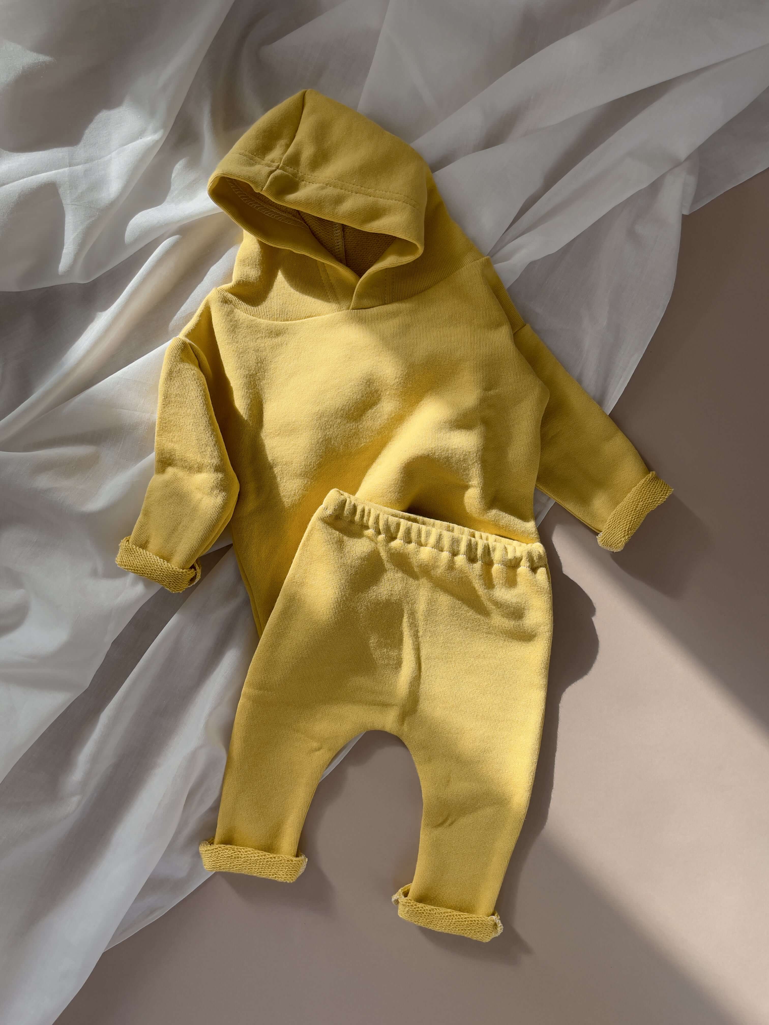 Žlutá dětská tepláková souprava z organické bio bavlny pro děti do dvou let.